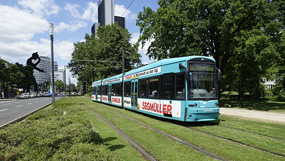Frankfurtin raitiotiet ovat paikoin hyvinkin vihreissä maisemissa.