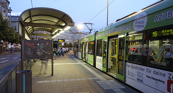 Raitiotien esteetön pysäkki.