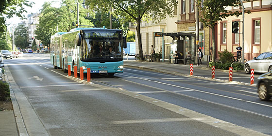 Bussi saapumassa korotuskaistapysäkille.