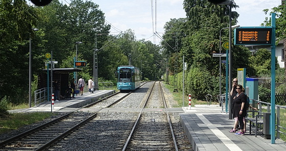 Frankfurtin raitiotiet ovat paikoin hyvinkin vihreissä maisemissa.