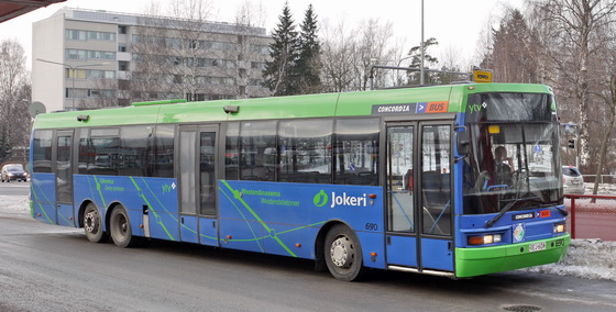 Jokeri-linjan bussi omalla värityksellään