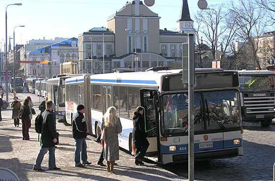 Bussien jonoa Tampereen Hämeenkadulla 2004.