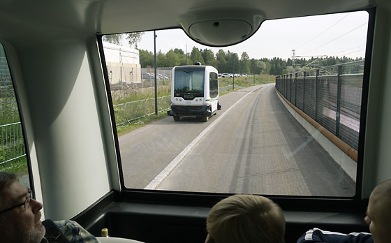 Kuljettajaton pikkubussi Vantaan asuntomessuilla 2015.